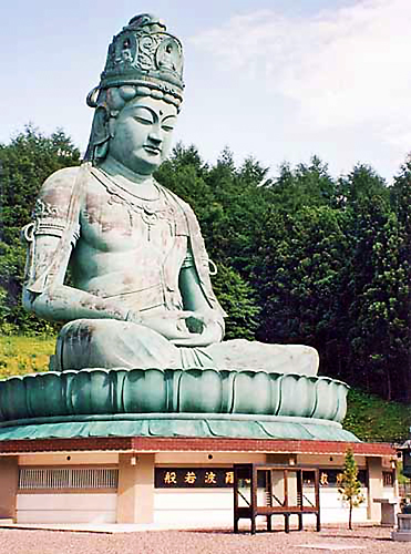 Grande statue du bouddha Vairocana à Aomori, Japon. (photographie : Wikimedia Commons)